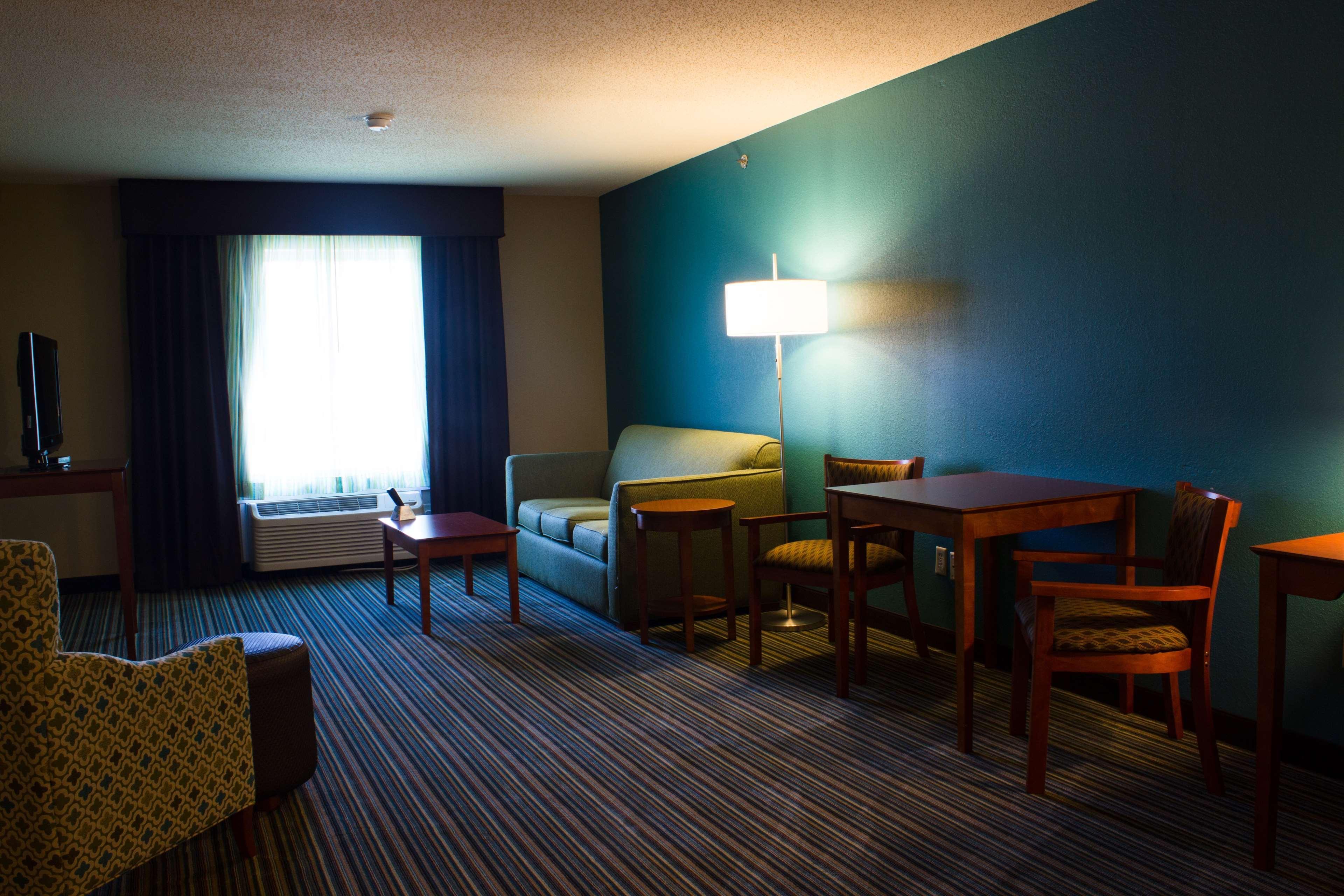 Best Western Plus Menomonie Inn & Suites Exterior photo